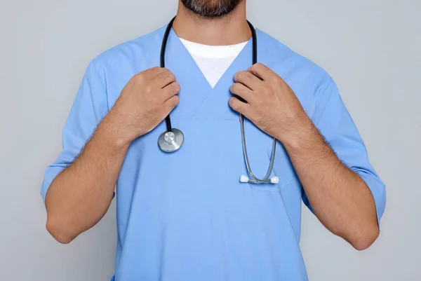 Arzt Mit Stethoskop Auf Hellgrauem Hintergrund Nahaufnahme — Stockfoto