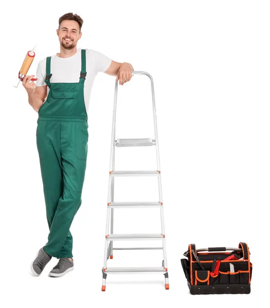 Werknemer Met Bevestigingslijm Bij Metalen Ladder Witte Ondergrond — Stockfoto