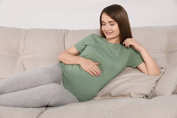 Ευτυχισμένη Έγκυος Γυναίκα Ξαπλωμένη Μπεζ Καναπέ Εσωτερικούς Χώρους — Φωτογραφία Αρχείου