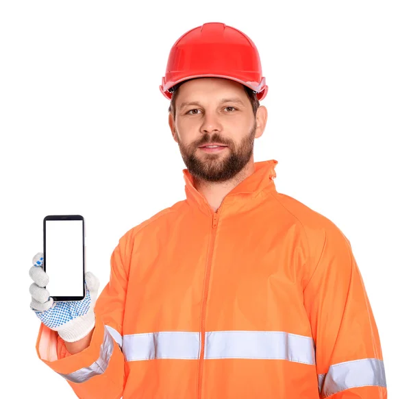 Mann Reflektierender Uniform Zeigt Smartphone Auf Weißem Hintergrund — Stockfoto