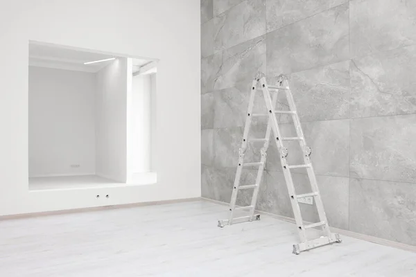 Quarto Vazio Com Parede Azulejos Escada Abertura Para Janela Falsa — Fotografia de Stock
