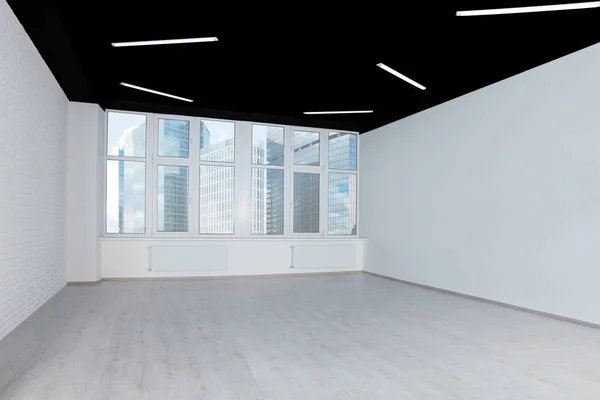 Boş Ofis Odası Siyah Tavan Temiz Pencereler Tasarım — Stok fotoğraf