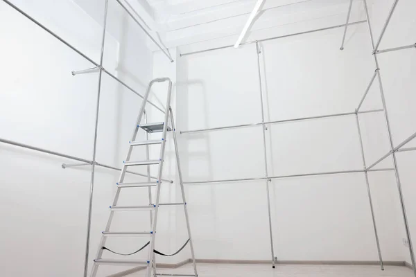 Ladder Metalen Buizen Lege Gerenoveerde Kamer — Stockfoto