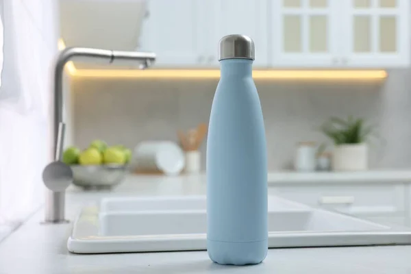 Stilvolle Thermoflasche Auf Weißer Arbeitsplatte Der Küche Raum Für Text — Stockfoto