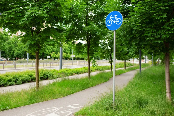 春季户外道路标志共享车道自行车 — 图库照片