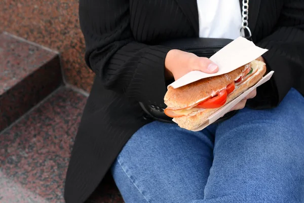 Frau Hält Leckeres Sandwich Mit Gemüse Freien Nahaufnahme Street Food — Stockfoto