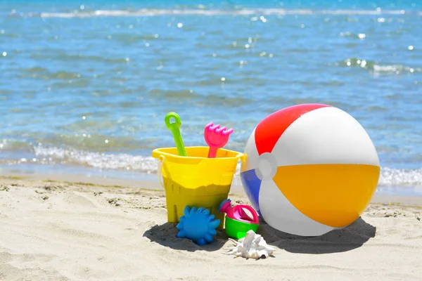 Plastik Plaj Oyuncakları Deniz Kenarındaki Kumda Şişme Top Metin Için — Stok fotoğraf