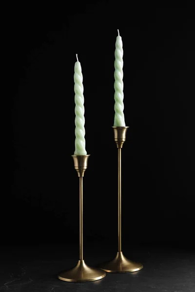 Vintage Metall Kerzenständer Mit Kerzen Auf Dem Tisch Vor Schwarzem — Stockfoto