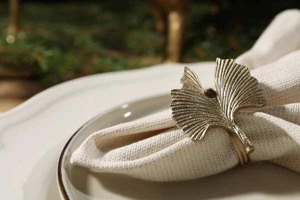 Λευκή Υφασμάτινη Πετσέτα Όμορφο Διακοσμητικό Δαχτυλίδι Για Ρύθμιση Τραπεζιού Στο — Φωτογραφία Αρχείου