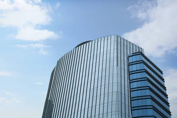青い空に対して多くの窓のある近代的な建物の低角度ビュー — ストック写真