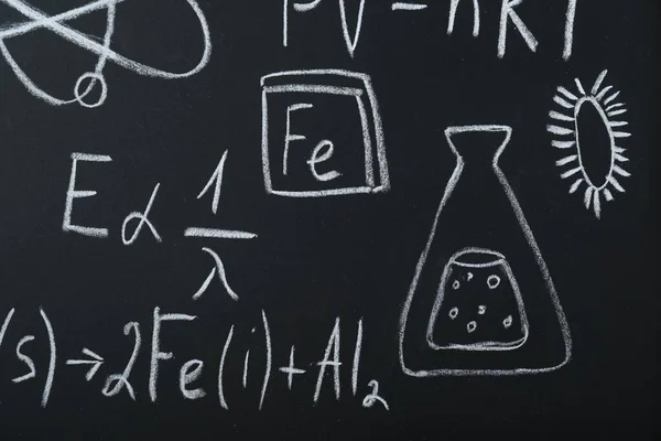 Tahtaya Tebeşirle Yazılmış Farklı Kimyasal Formüller — Stok fotoğraf
