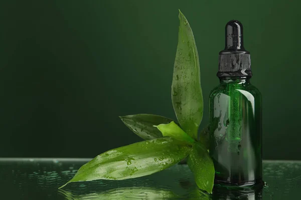 Fles Gezichtsserum Tropisch Blad Nat Oppervlak Tegen Groene Achtergrond Close — Stockfoto