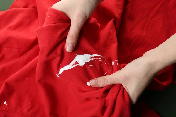 Mulher Segurando Camisa Vermelha Com Mancha Tinta Branca Close — Fotografia de Stock