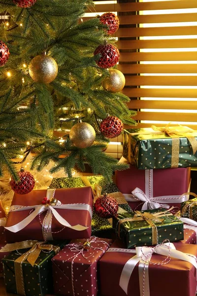 Σωρός Από Κουτιά Δώρων Κοντά Διακοσμημένα Χριστουγεννιάτικο Δέντρο Εσωτερικούς Χώρους — Φωτογραφία Αρχείου