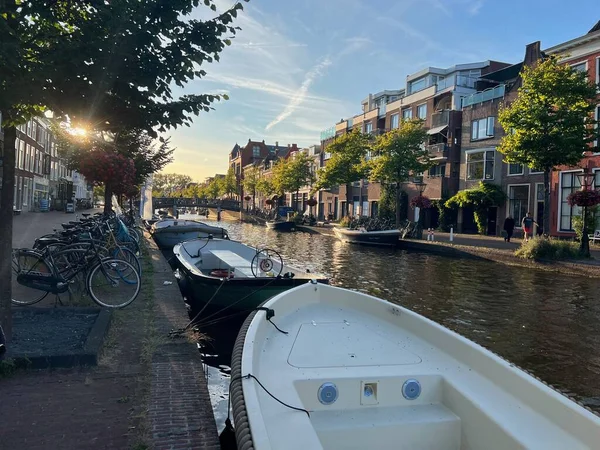 Leiden Holandia Sierpnia 2022 Malowniczy Widok Kanał Miejski Cumowanymi Łodziami — Zdjęcie stockowe