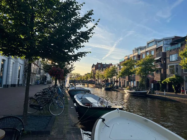Leiden Ολλανδία Αυγούστου 2022 Γραφική Θέα Του Καναλιού Της Πόλης — Φωτογραφία Αρχείου