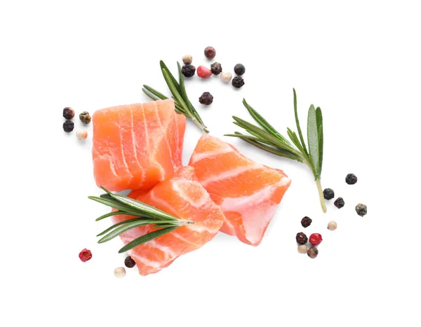白色背景的新鲜生鲑鱼和调味品片 — 图库照片