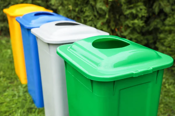 Wiele Pojemników Recyklingu Kolorów Zielonej Trawie Zewnątrz Zbliżenie — Zdjęcie stockowe