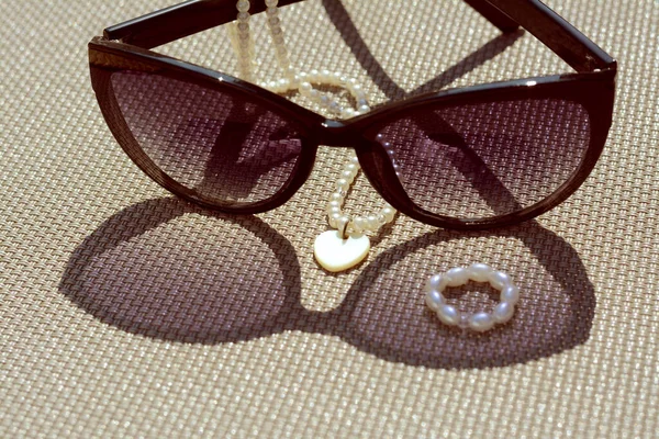 Snygga Solglasögon Och Smycken Grå Yta Närbild — Stockfoto