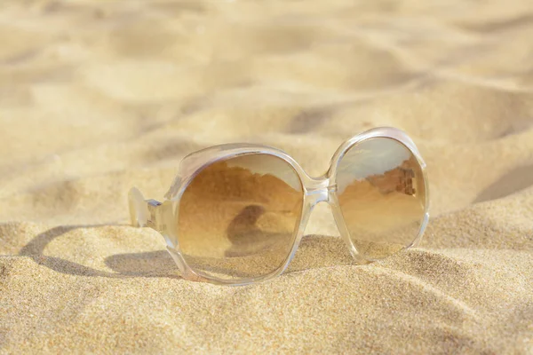 Stylowe Okulary Przeciwsłoneczne Jasnobrązowymi Soczewkami Piaszczystej Plaży Zbliżenie — Zdjęcie stockowe