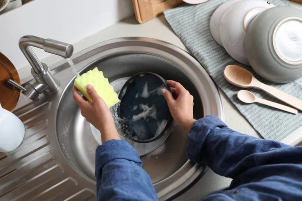 Γυναικείο Πλυντήριο Πιάτων Στο Νεροχύτη Πάνω Από Την Προβολή — Φωτογραφία Αρχείου