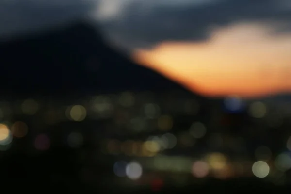 Vista Turva Belo Pôr Sol Com Montanhas Cidade Efeito Bokeh — Fotografia de Stock