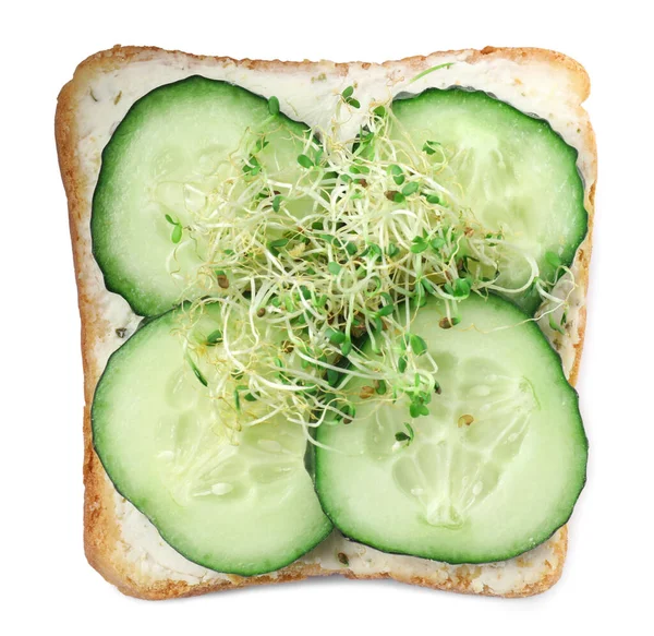 Leckerer Toast Mit Gurken Butter Und Mikrogemüse Isoliert Auf Weiß — Stockfoto