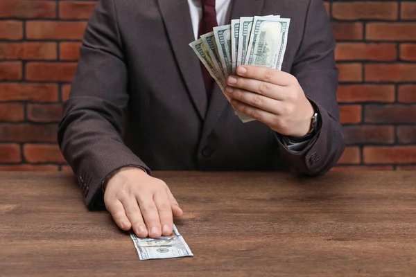 Homem Segurando Dinheiro Mesa Madeira Close Câmbios — Fotografia de Stock