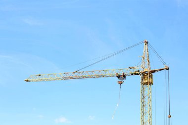 Mavi gökyüzüne karşı modern kule vinci. İnşaat alanı