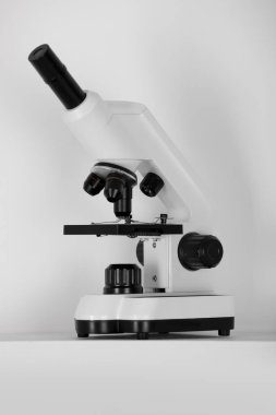 Işık arka planında modern mikroskop. Tıbbi ekipman