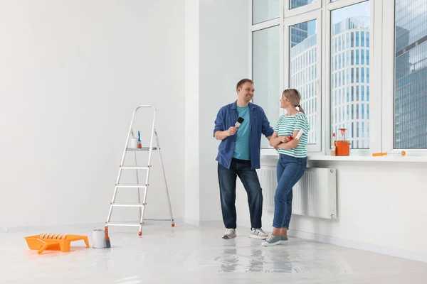 Glückliches Paar Diskutiert Bei Reparatur Details Wohnung — Stockfoto