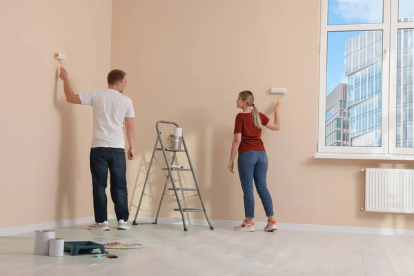Coppia Parete Pittura Appartamento Durante Riparazione — Foto Stock