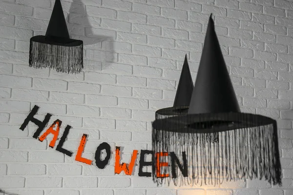 Word Halloween Gjord Färgglada Bokstäver Och Festlig Inredning Tegelvägg — Stockfoto