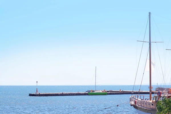 Hermosa Vista Del Muelle Con Barcos Amarrados — Foto de Stock