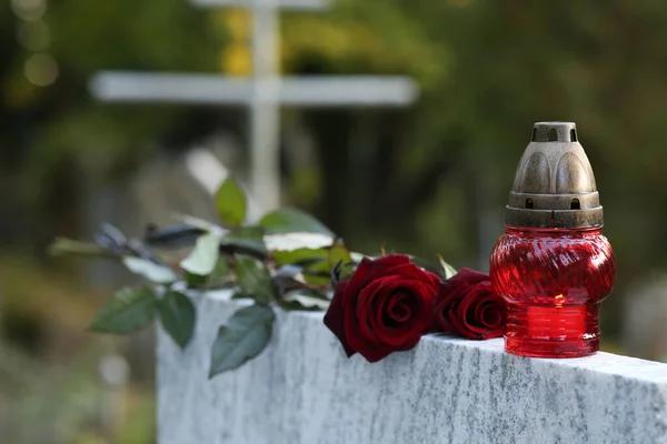 Red Roses Grave Lantern Tombstone Outdoors Space Text Funeral Ceremony — Stock Photo, Image