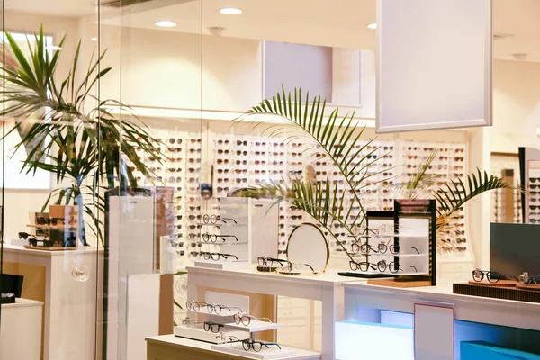 光学商店里有不同眼镜的陈列柜 — 图库照片