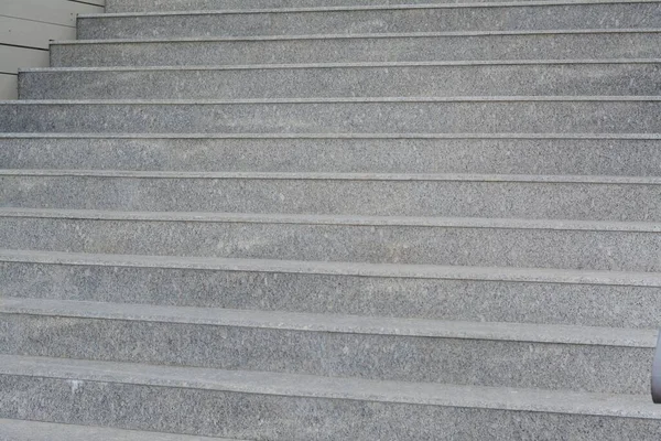 屋外の空の灰色の階段の眺め クローズアップ — ストック写真