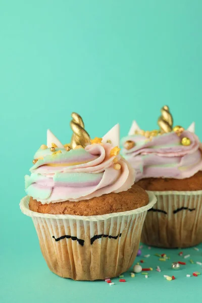 Niedliche Süße Einhorn Cupcakes Auf Türkisfarbenem Hintergrund Nahaufnahme — Stockfoto
