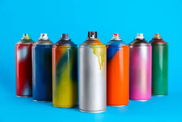 Használt Flakon Spray Festékek Világoskék Háttér — Stock Fotó
