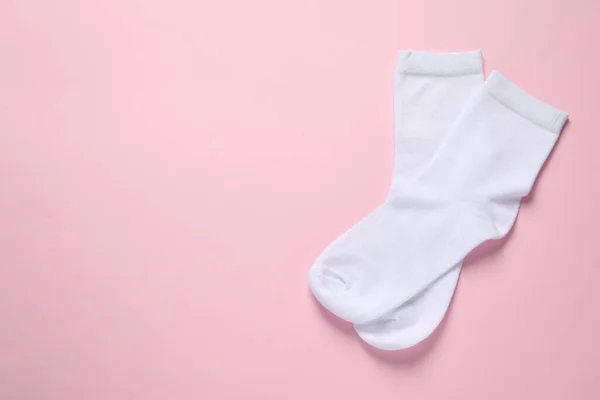 Par Calcetines Blancos Sobre Fondo Rosa Plano Espacio Para Texto — Foto de Stock