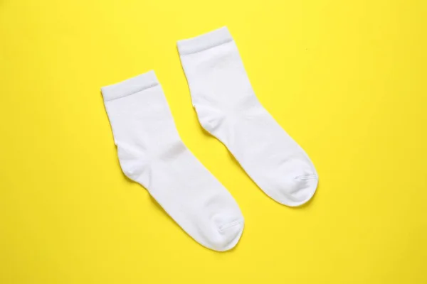 Ζεύγος Από Λευκές Κάλτσες Κίτρινο Φόντο Επίπεδη Lay — Φωτογραφία Αρχείου