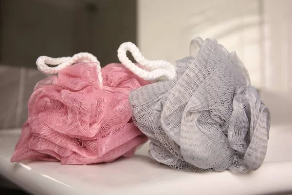 Banyodaki Lavaboda Renkli Duşlu Puflar Yakın Plan — Stok fotoğraf