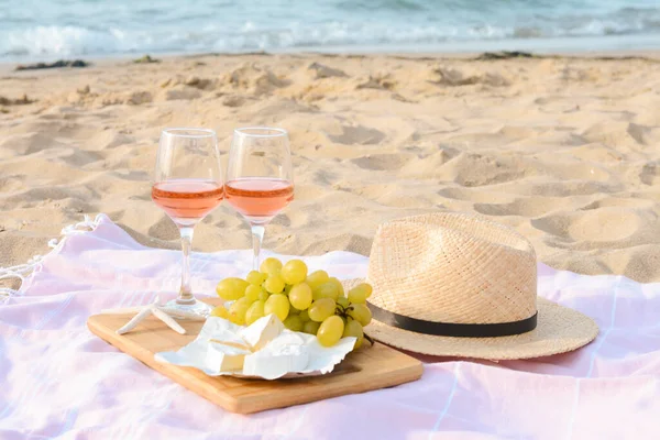 해변에서 피크닉을 포도주와 간식을 곁들인 — 스톡 사진
