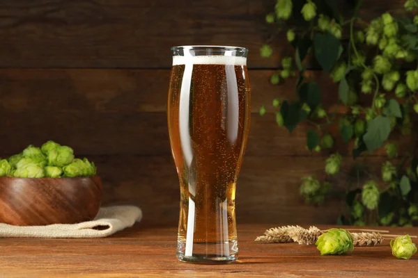Glass Beer Fresh Green Hops Spikes Wooden Table — Stock Photo, Image