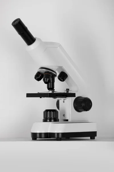 Işık Arka Planında Modern Mikroskop Tıbbi Ekipman — Stok fotoğraf