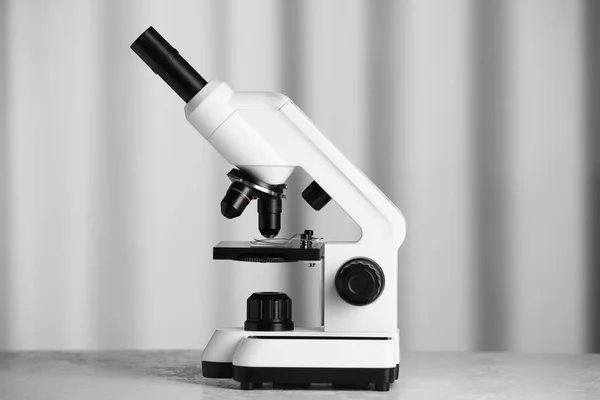Modernes Mikroskop Auf Dem Tisch Innenräumen Medizinische Geräte — Stockfoto