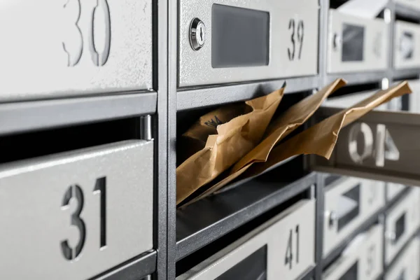 Caixa Correio Aberta Com Fechadura Número Envelopes Close — Fotografia de Stock