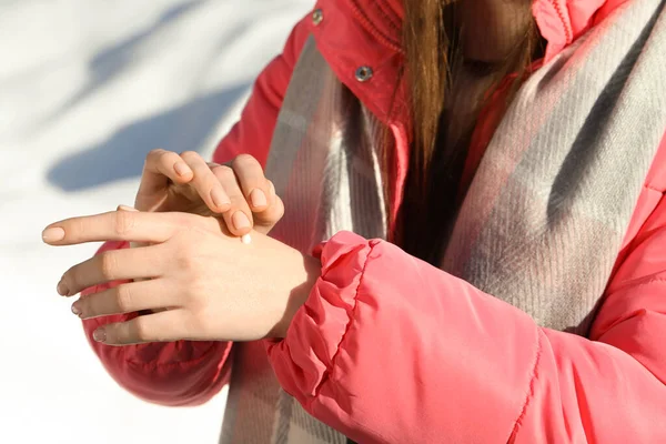 Kobieta Nakładająca Krem Nawilżający Dłonie Zimie Zbliżenie — Zdjęcie stockowe
