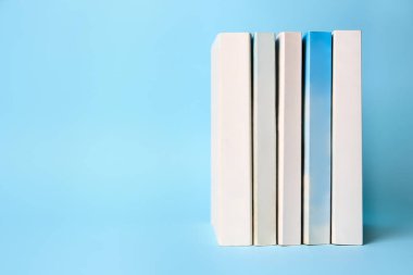 Açık mavi arkaplan üzerine kitap koleksiyonu, metin için boşluk