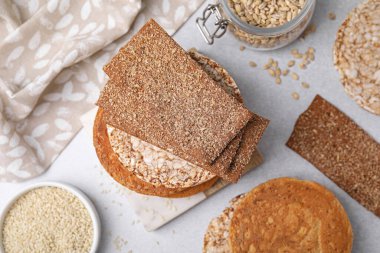 Çavdar gevreği, pirinç keki ve ruslar masada, düz uzanmış.